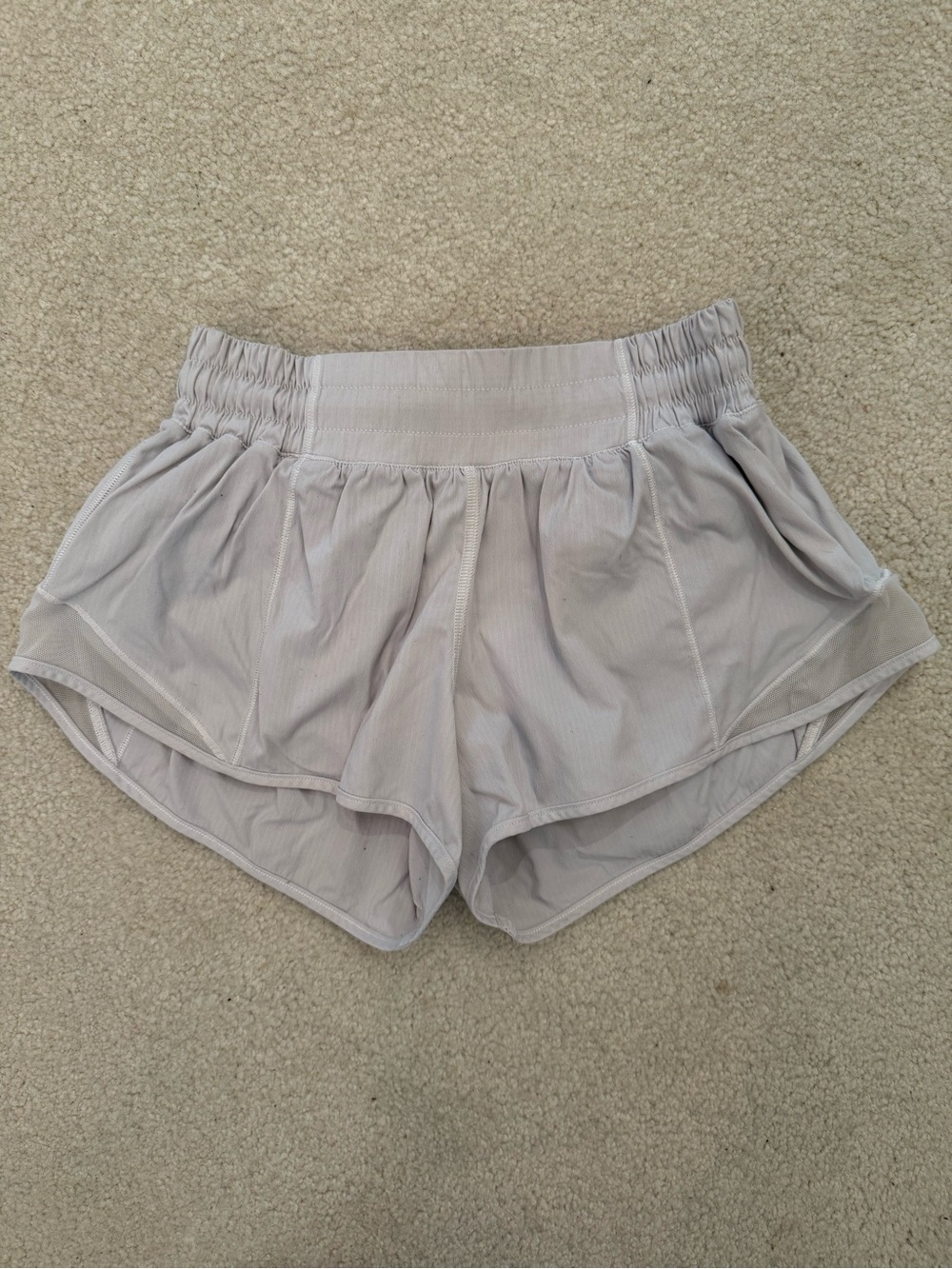 Lululemon Hotty Hot Low Rise 2.5” Shorts Size 2 Light Gray Running